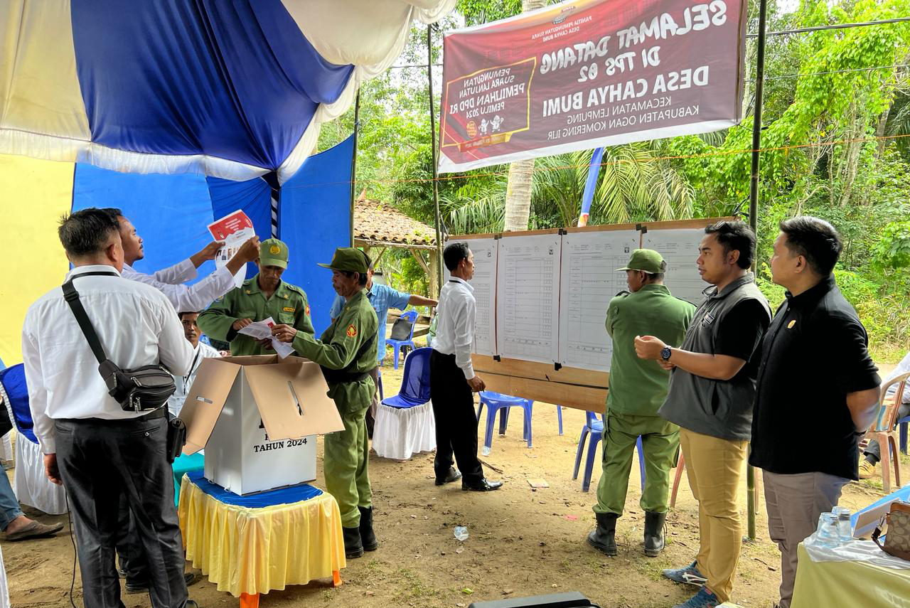 Anggota Bawaslu OKI, RA Muhammad Oki Mabruri (dua dari kanan) saat meninjau langsung PSL di TPS 02 Desa Cahya Bumi