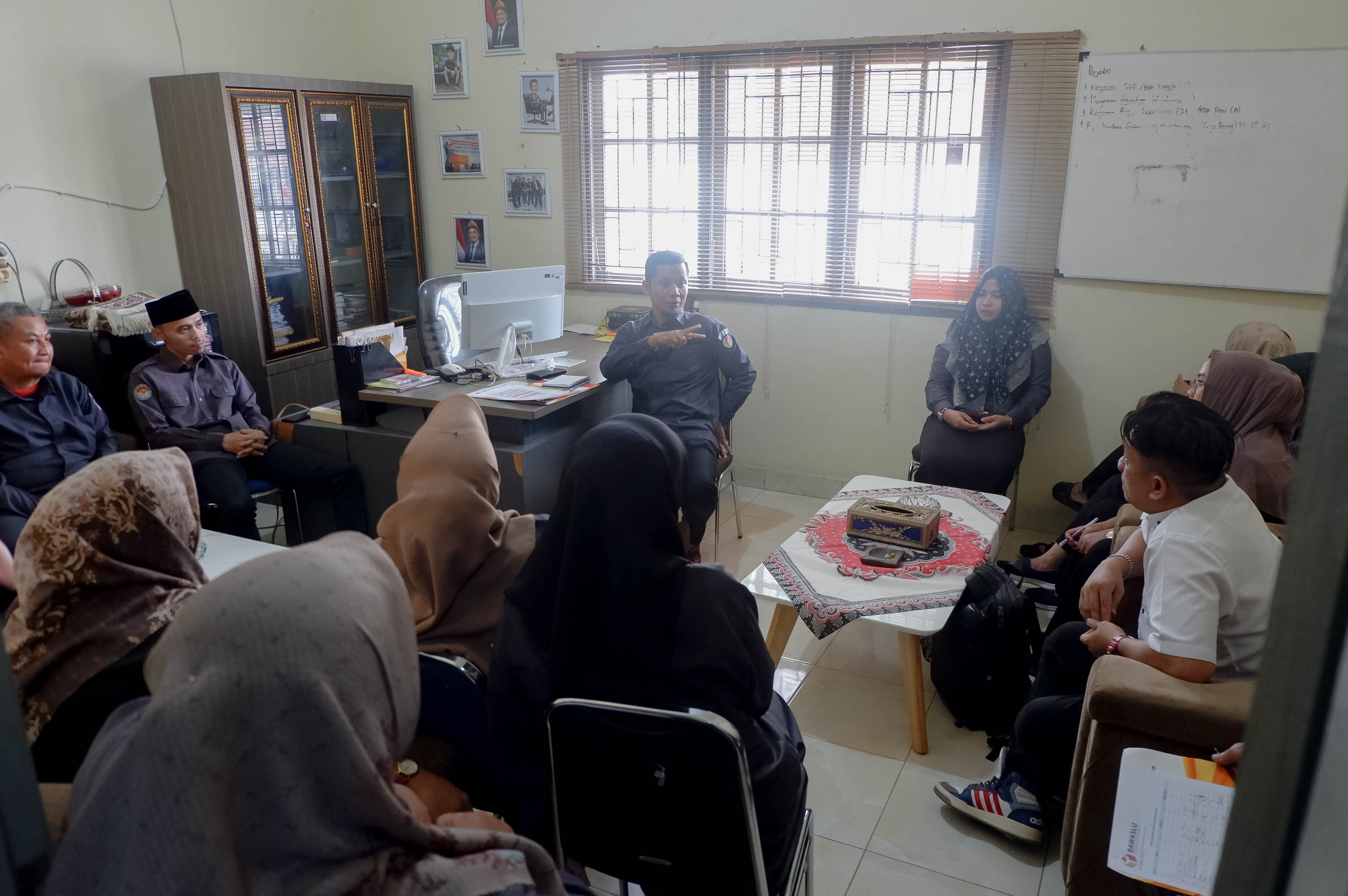 Koorsek Bawaslu OKI, Abdul Jalal, saat memimpin rapat internal.