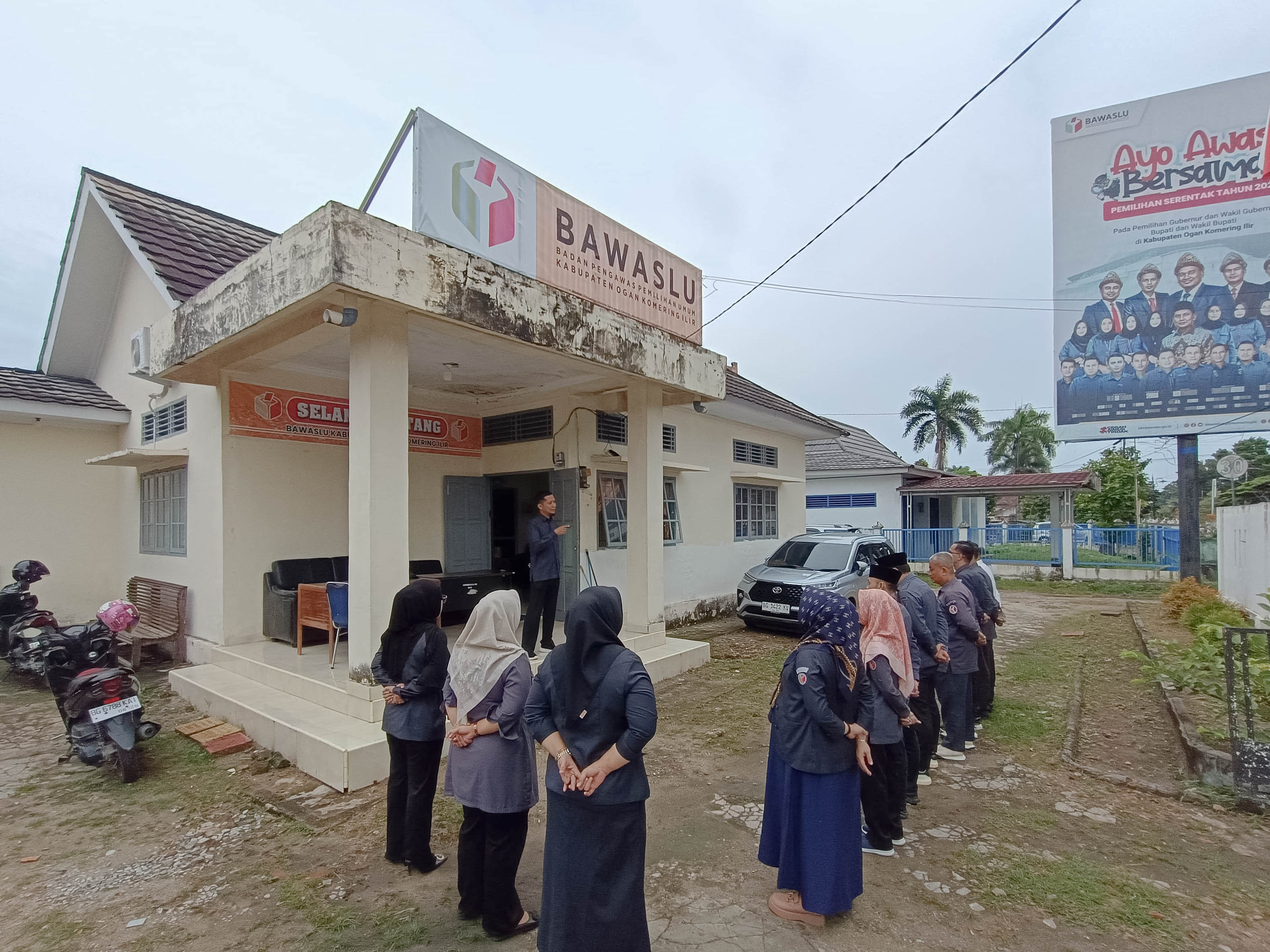 Koorsek Abdul Jalal saat menjadi pembina apel pagi bersama staf Bawaslu OKI.