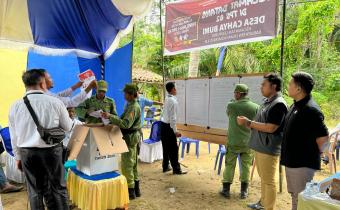 Anggota Bawaslu OKI, RA Muhammad Oki Mabruri (dua dari kanan) saat meninjau langsung PSL di TPS 02 Desa Cahya Bumi