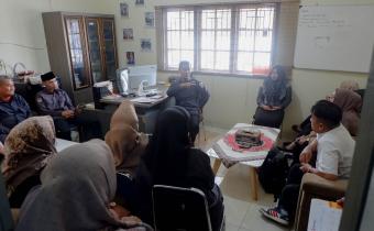 Koorsek Bawaslu OKI, Abdul Jalal, saat memimpin rapat internal.