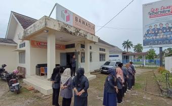 Koorsek Abdul Jalal saat menjadi pembina apel pagi bersama staf Bawaslu OKI.